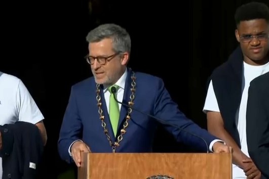 Carlos Moedas vaiado por adeptos durante discurso de receção ao Sporting na Câmara de Lisboa