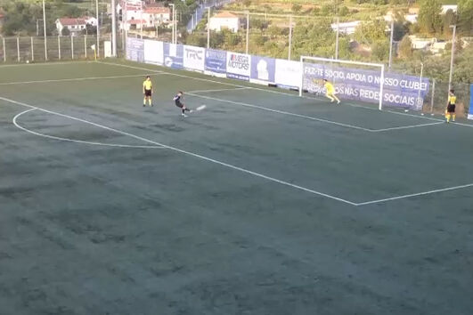 Adepto invade campo para agredir árbitro durante jogo de futebol em Resende