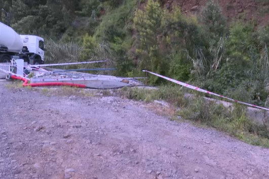 Camião cai em ribanceira e provoca derrame de combustível no Funchal