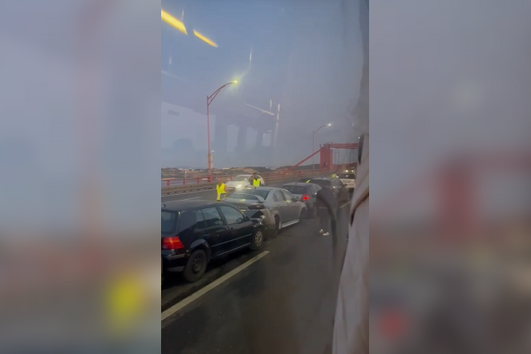 Acidente entre seis carros faz dois feridos na Ponte 25 de Abril no sentido Lisboa-Almada