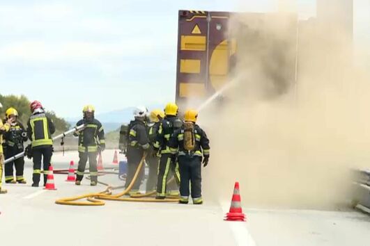 Camião que transportava sofás arde em Condeixa-a-Nova