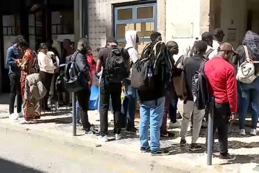 Dezenas de imigrantes pernoitam na Direção-Geral dos Serviços Consulares para obter o registo criminal 