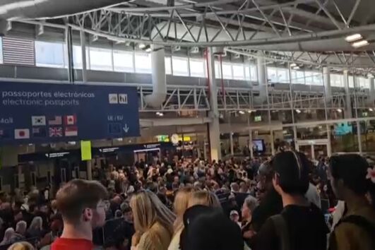 Filas intermináveis na zona de controlo de passaportes continuam no Aeroporto de Faro