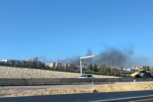 Incêndio deflagra em loja no Monte da Caparica em Almada
