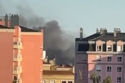 Cobertura de casa devoluta arde em São Domingos de Benfica