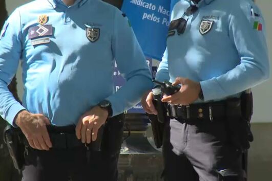 PSP atacada à pedrada ao perseguir motard sem capacete em Loures