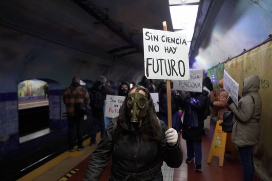 Cientistas argentinos protestam contra cortes do governo de Milei 