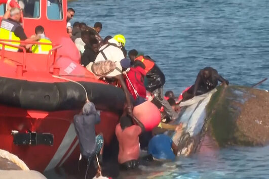 Barco com migrantes vira ao chegar às Ilhas Canárias. Quatro mulheres e três meninas morreram  