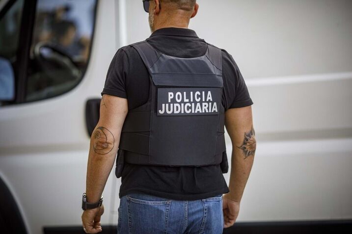 Tio força jovem casal a sexo para não revelar relação