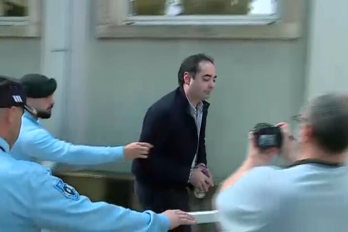 “Assassino! Devias de estar na cadeia”: populares insultam Fernando Valente à chegada do tribunal  