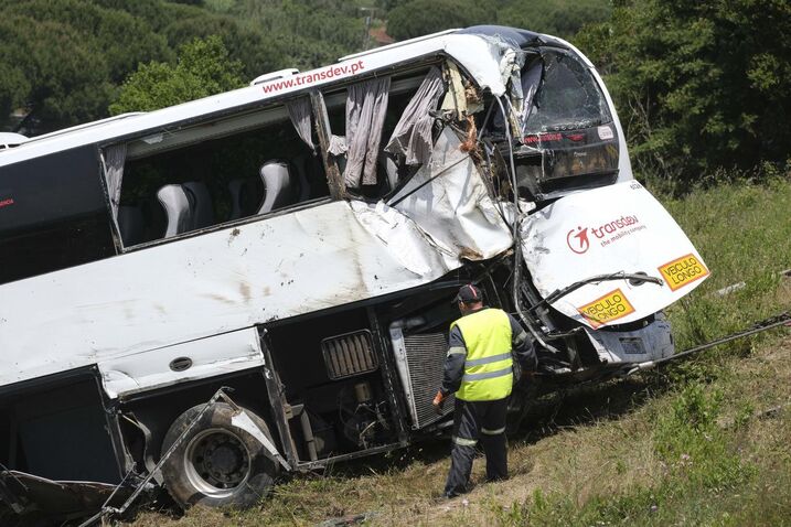'Só ficou com as marcas da memória': Filha de bastonário dos Médicos escapa ilesa a acidente com autocarro escolar na A8
