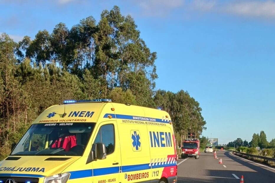 Quatro feridos em colisão na A1 em Anadia
