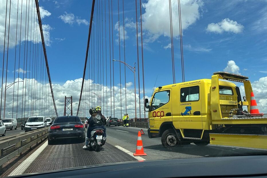 Colisão entre três carros e uma mota na Ponte 25 de Abril