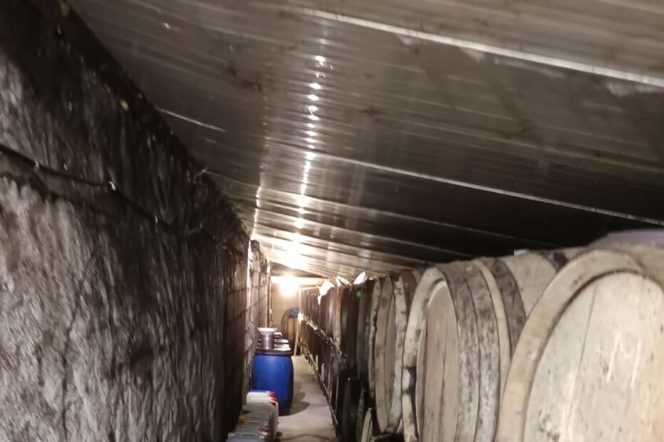 Adega onde a GNR apreendeu as bebidas