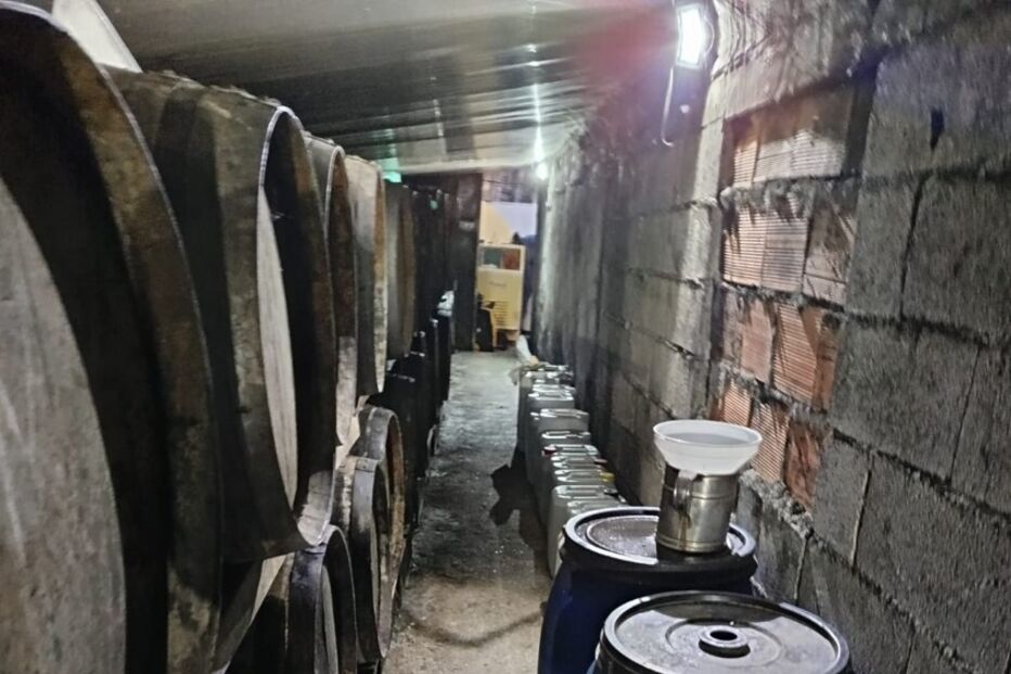 Adega onde a GNR apreendeu as bebidas