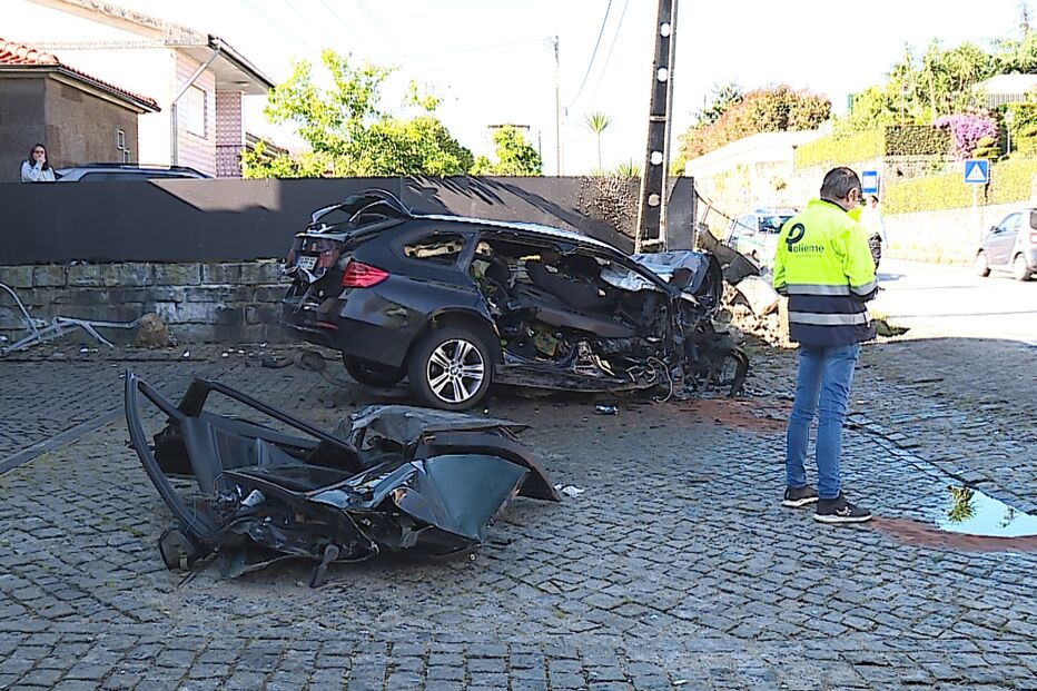 Viatura ficou destruída