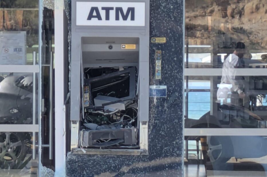 ATM vandalizado na Praia da Galé.jpg