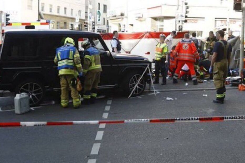 Carro atropela multidão na cidade alemã de Estugarda. Há vários feridos