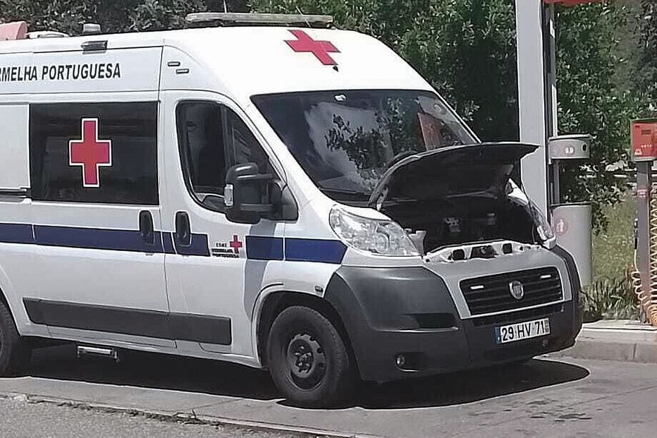 Ambulância avariou na área de serviço da A22