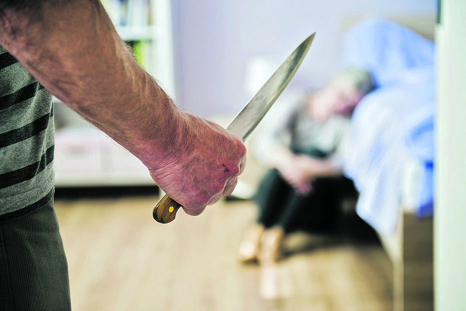 Mulher foi atingida com golpe de faca e teve de receber assistência 