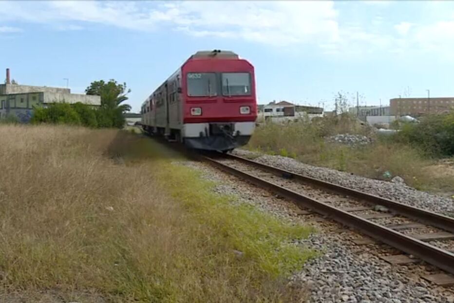 Carro abalroado pelo comboio 'Vouguinha' em Aveiro