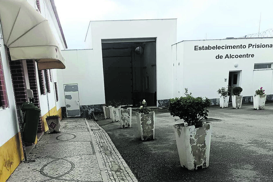 Prisão de Alcoentre tem portão aberto há duas semanas