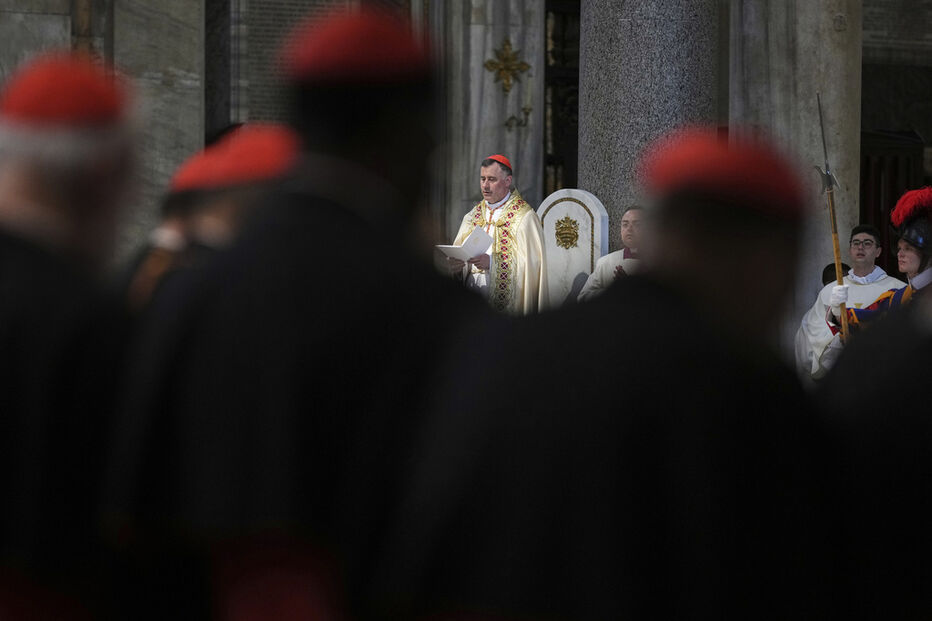 Cardeais rezam no Vaticano