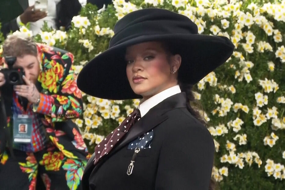 Rihanna debuts new baby bump at Met Gala.00_00_23_00.Still001.jpg