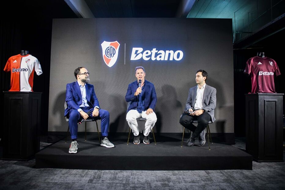 2025-05-06_17_52_54 (Da direita para a esquerda) Julio Iglesias, Jorge Brito, Stefano Di Carlo.jpg