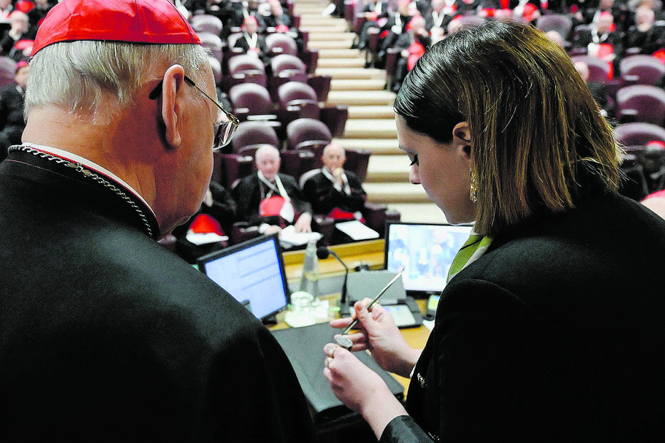 Momento, na congregação geral de ontem, em que o selo papal foi inutilizado em frente aos cardeais