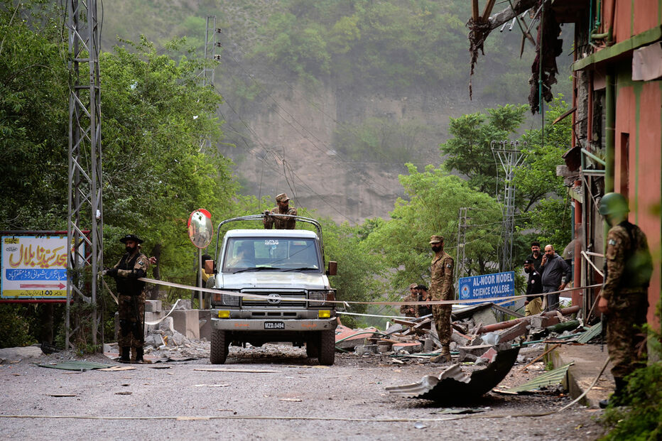 Destroços após ataque da Índia a Caxemira 