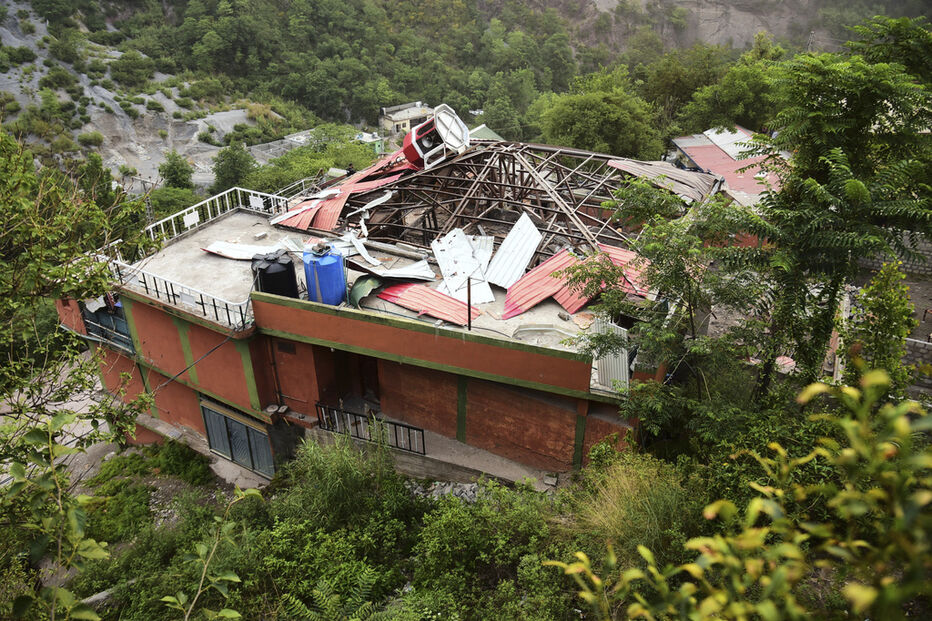  Edifício destruído após ataque da Índia a Caxemira 