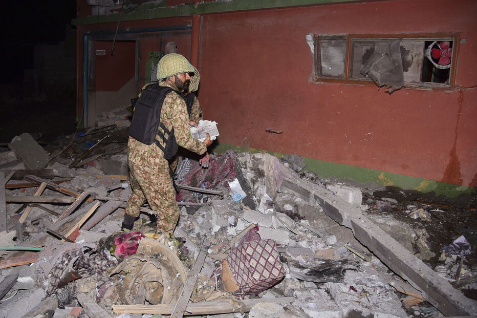 Destroços após ataque da Índia a Caxemira 