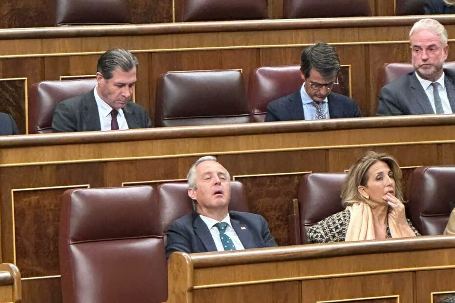 Deputado adormece no parlamento enquanto Pedro Sanchéz fala sobre apagão