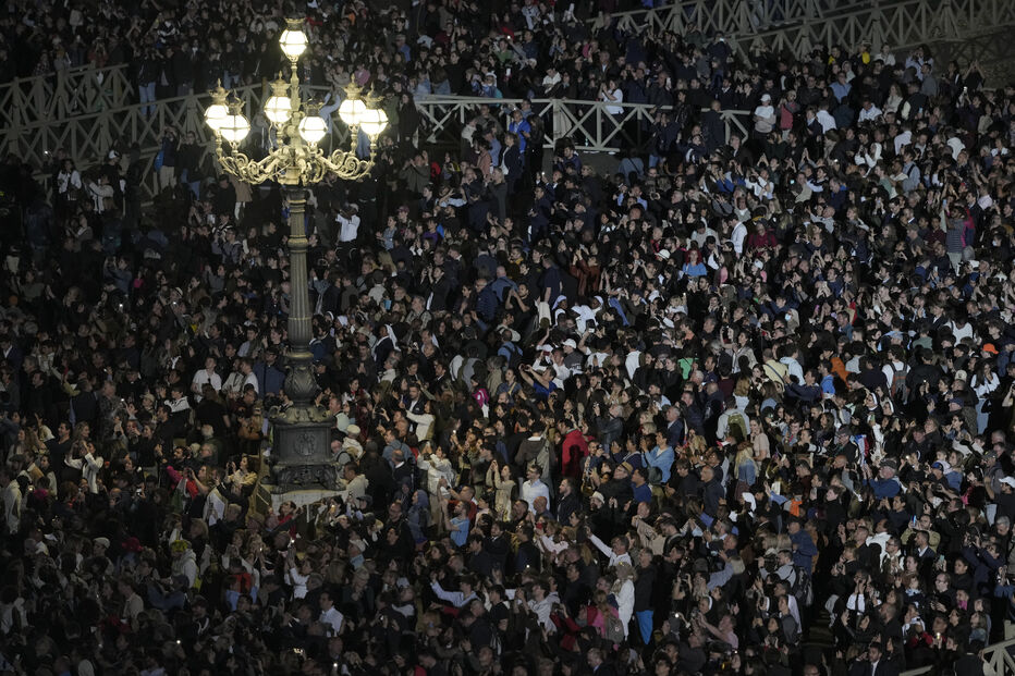 Fiéis aguardam decisão de Conclave