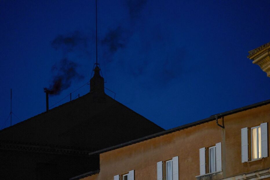 Primeira votação do Conclave acaba com fumo negro