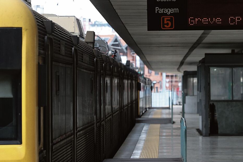 Estações de comboios, de norte a sul do País, estiveram vazias no início da greve, que vai durar uma semana 