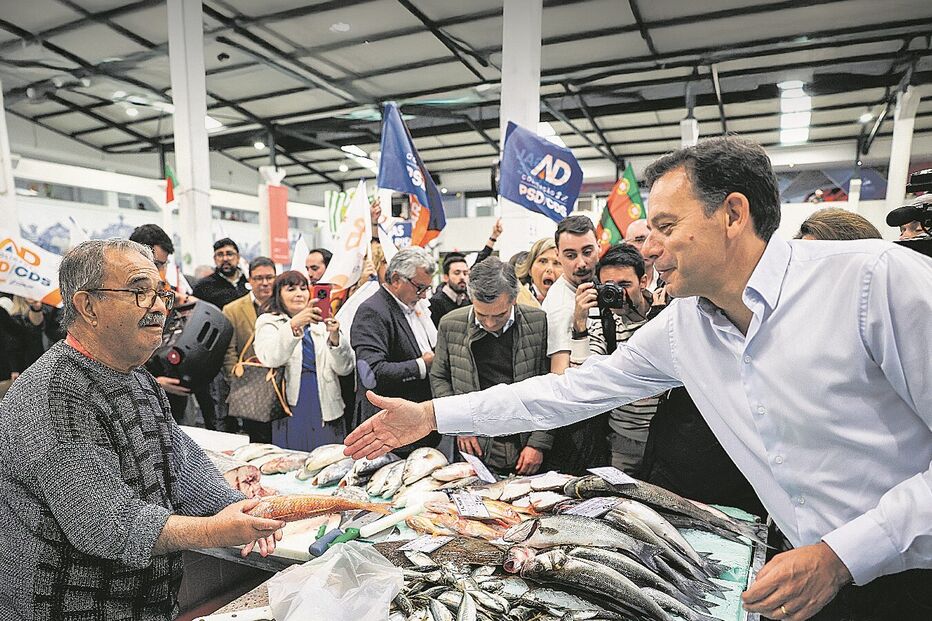 Montenegro com comerciantes no Mercado de Setúbal