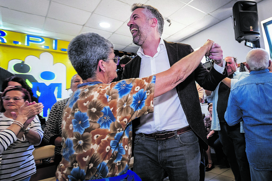 Secretário-geral socialista não resistiu a um pezinho de dança em Faro 