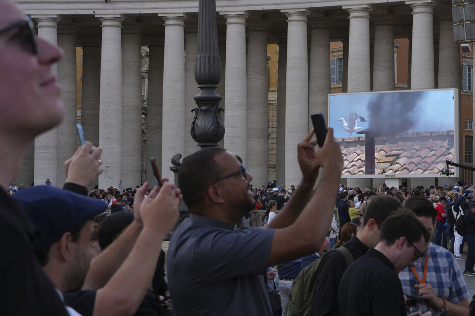Fiéis aguardam por decisão de Conclave