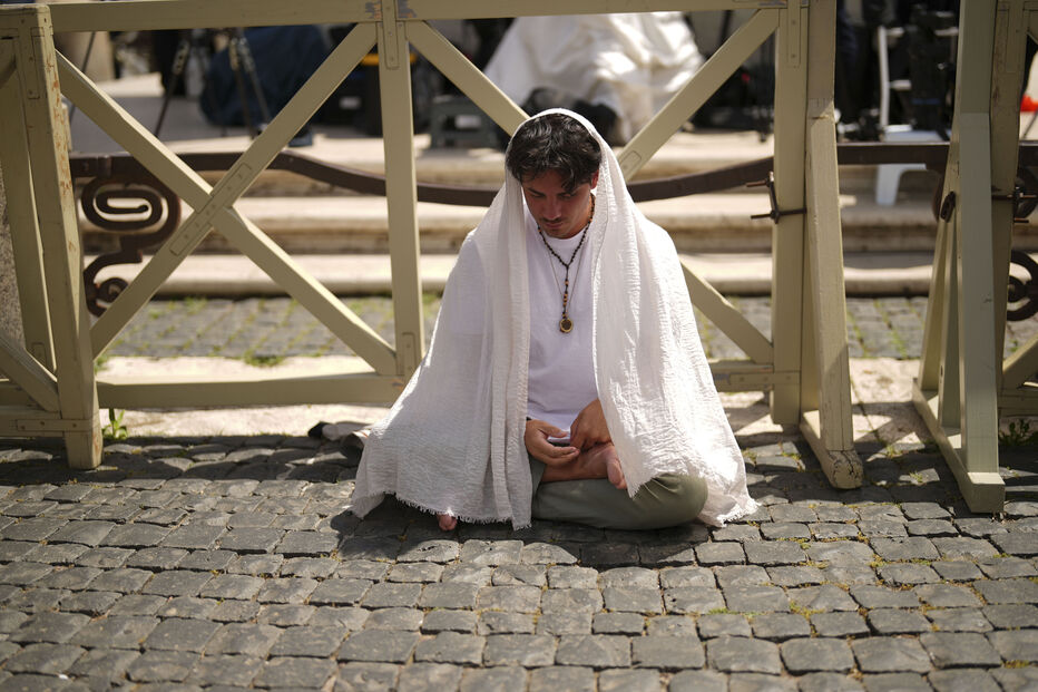 Fiéis aguardam por decisão de Conclave