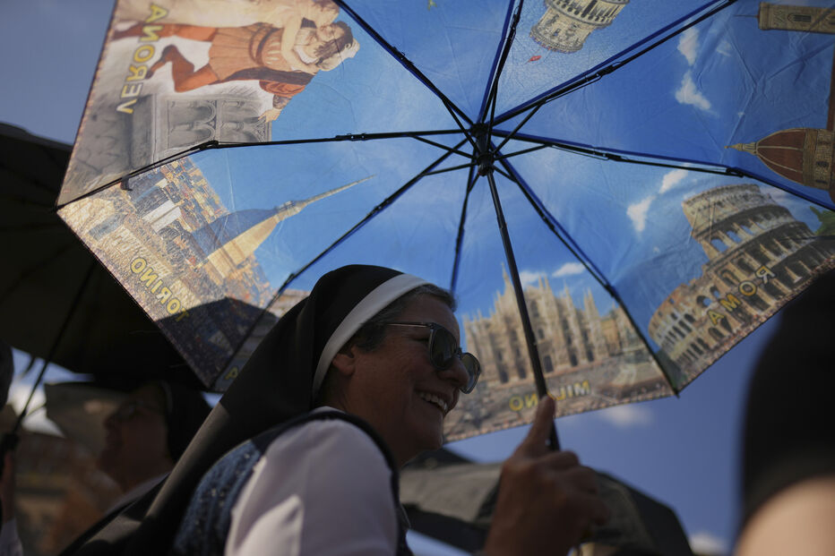 Fiéis aguardam por decisão de Conclave