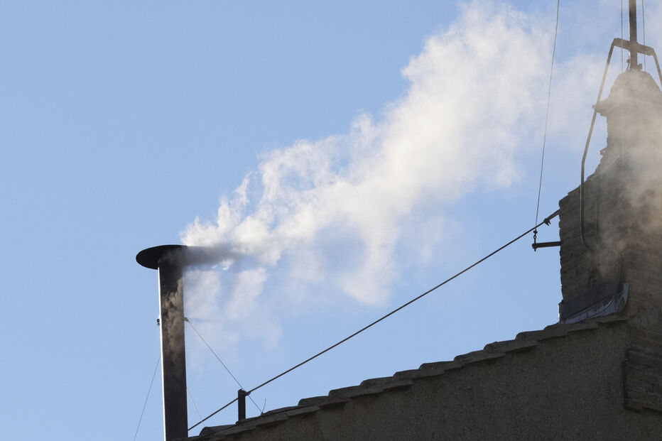 Sai fumo branco pela chaminé! Está escolhido o novo Papa