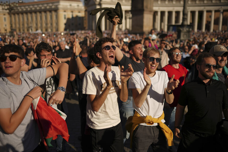 Fiéis festejam após o anúncio do recém-eleito Papa Leão XIV no Vaticano