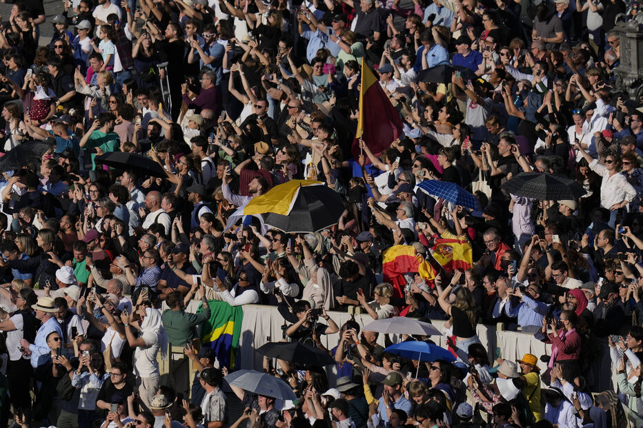 Multidão comemora na Praça de São Pedro após a eleição do 267º pontífice da Igreja