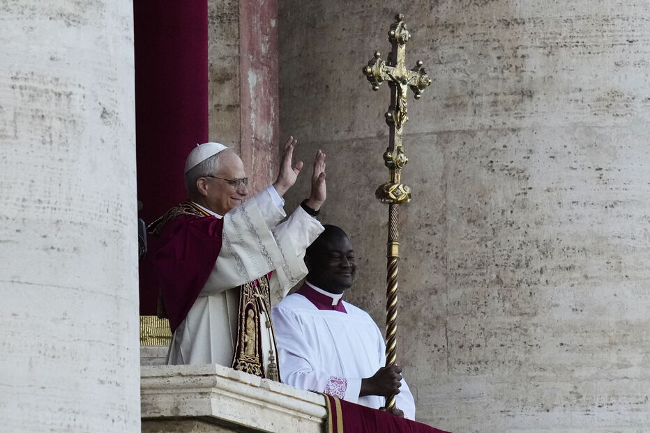 Papa Leão XIV aparece na varanda da Basílica de São Pedro