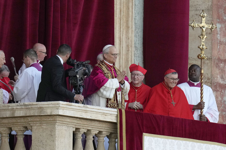 Papa Leão XIV aparece na varanda da Basílica de São Pedro