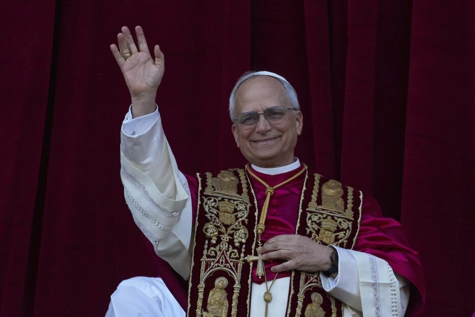 Papa Leão XIV aparece na varanda da Basílica de São Pedro