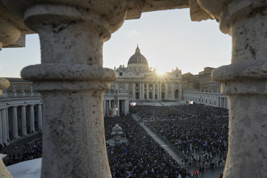 Multidão aguarda a aparição do Papa Leão XIV