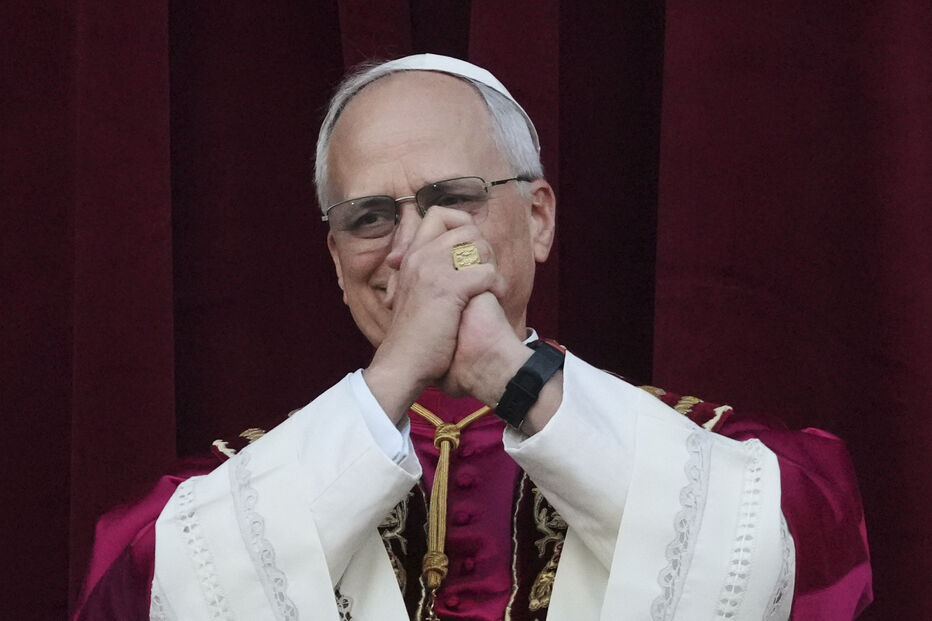Papa Leão XIV aparece na varanda da Basílica de São Pedro
